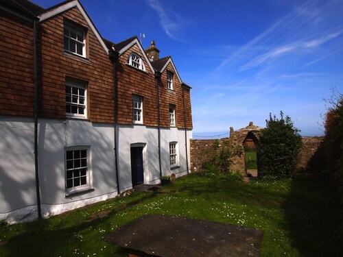 5 * Magnificent C18th Rectory sleeps 21 with Huge Garden, Games room and Hot Tub
