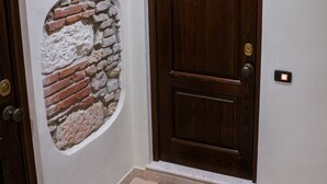 Una puerta de madera con diseño de pared de ladrillo y un picaporte.
