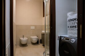 Douche, séchoir à cheveux, bidet, serviettes fournies