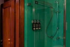 Duschwanne, Bidet, Handtücher