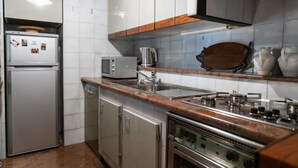 Kaffetrakter/tekoker, kjøleskap, mikrobølgeovn og ovn