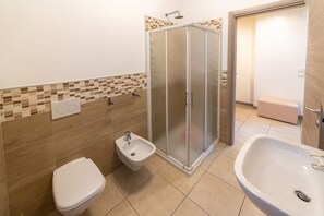 Een bad, een haardroger, een bidet, handdoeken