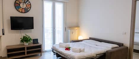 1 dormitorio, tabla de planchar con plancha, ropa de cama