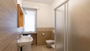 Badekar, hårføner, bidé og håndklær