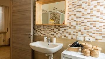 Baignoire, sĂšche-cheveux, bidet, serviettes fournies