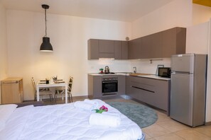 1 habitación, tabla de planchar con plancha y ropa de cama