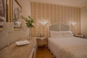 1 Schlafzimmer, Zimmersafe, Schreibtisch, Bügeleisen/Bügelbrett