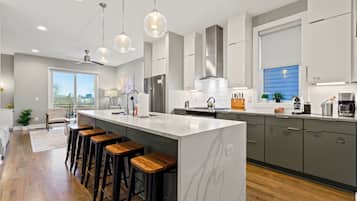 Een koelkast, een microgolfoven, een oven, een kookplaat