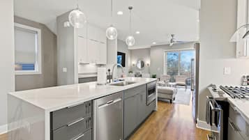 Een koelkast, een microgolfoven, een oven, een kookplaat