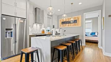 Een koelkast, een microgolfoven, een oven, een kookplaat