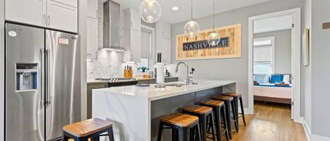 Kylskåp, mikrovågsugn, ugn och spishäll