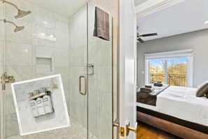 Combined shower/tub, towels