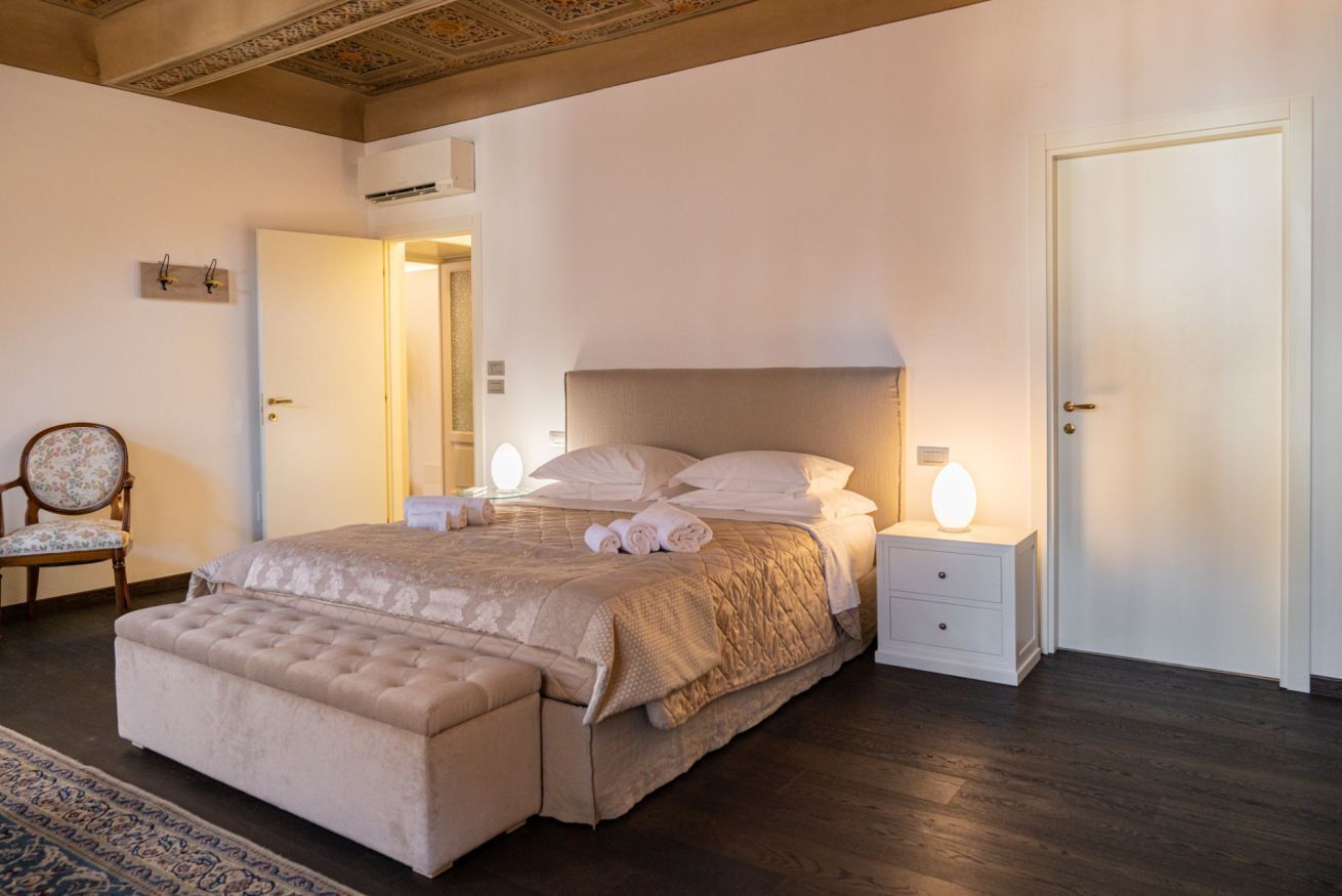 3 habitaciones, caja de seguridad en la habitación y escritorio 