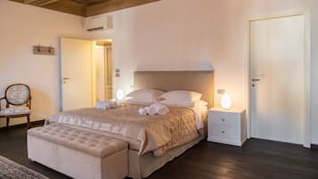 3 habitaciones, caja de seguridad en la habitación y escritorio
