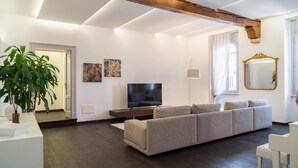 Flat-screen TV - Majestic Mazzini Residence with 3 bedrooms and 3 bathrooms (Verona)