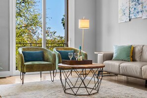 Een smart-tv en boeken