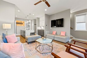 Een smart-tv en boeken