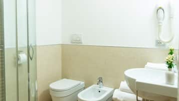 Douche, sĂšche-cheveux, bidet, serviettes fournies