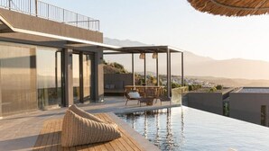 Una piscina moderna sul tetto con struttura in vetro, pavimento in legno e zona relax.
