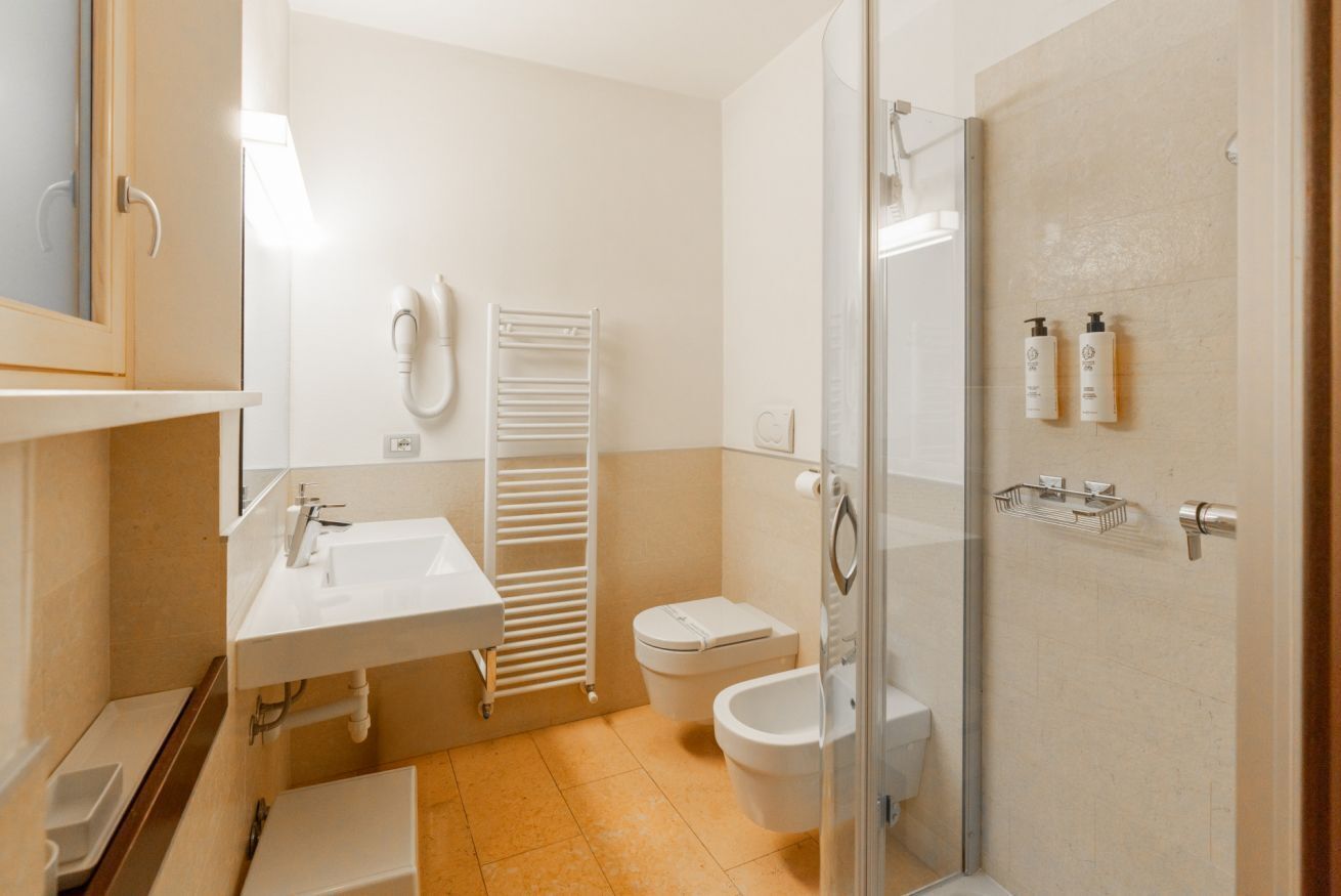 Een douche, gratis toiletartikelen, een haardroger, een bidet
