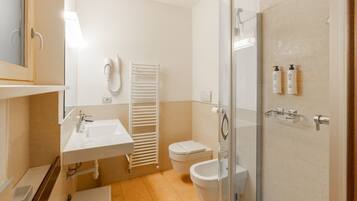 Een douche, gratis toiletartikelen, een haardroger, een bidet