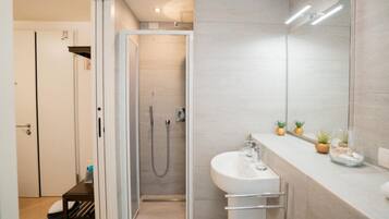 Douche, sĂšche-cheveux, bidet, serviettes fournies