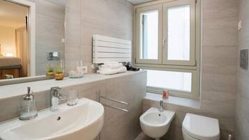 Dusche, Haartrockner, Bidet, Handtücher