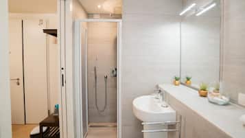 Douche, sĂšche-cheveux, bidet, serviettes fournies