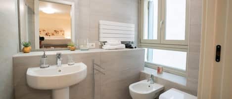 Douche, sĂšche-cheveux, bidet, serviettes fournies