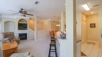 电视、壁炉、办公室