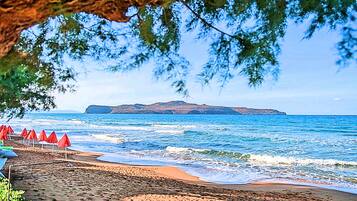 Beach nearby, sun loungers, beach towels