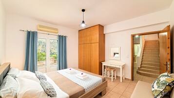 6 bedrooms, in-room safe, iron/ironing board, travel crib