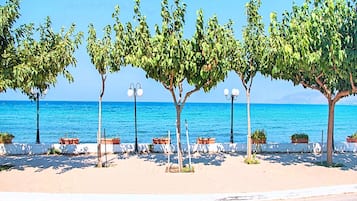 Beach nearby, sun-loungers, beach towels