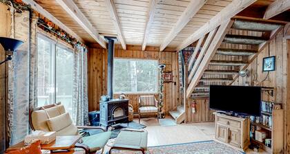 Dog-friendly home with woodstove & W/D - next to golf course and near skiing