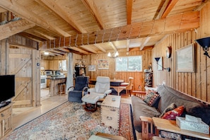 Télévision, lecteur de DVD, baby-foot, médiathèque