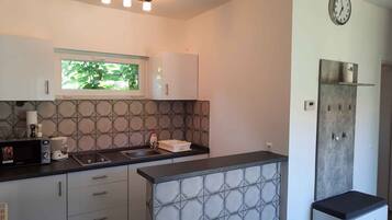 Microondas, placa de cocina y cafetera o tetera