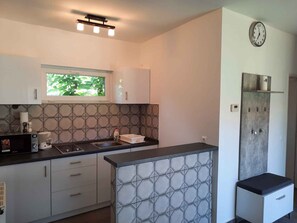 Microondas, parrilla de estufa y cafetera y tetera 