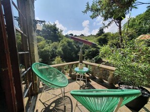 Terrace/patio - Quirky and quaint beckside cottage situated in smugglers village (pet friendly). (Robin Hoods Bay)