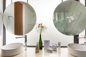 Een douche, een haardroger, handdoeken, zeep