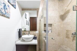 Pyyhkeet, saippua, sampoo, vessapaperi