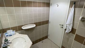 Douche, serviettes fournies, savon