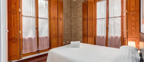 2 quartos, ferros/tábuas de passar roupa, Wi-Fi de cortesia