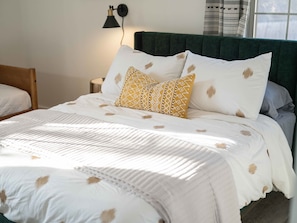 2 Schlafzimmer, Schreibtisch, Bügeleisen/Bügelbrett, Reisekinderbett