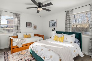 2 chambres, bureau, fer et planche à repasser, lit parapluie