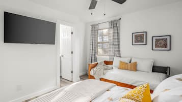 2 Schlafzimmer, Schreibtisch, Bügeleisen/Bügelbrett, Reisekinderbett