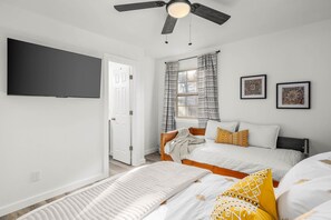 2 Schlafzimmer, Schreibtisch, Bügeleisen/Bügelbrett, Reisekinderbett