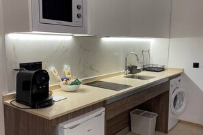 Jääkaappi, mikroaaltouuni, uuni, liesi