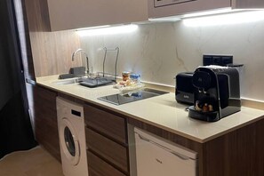 Refrigerador, microondas, horno, placa de cocina