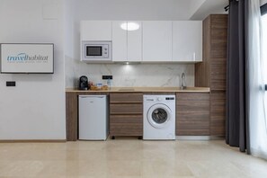 Réfrigérateur, micro-ondes, four, plaque de cuisson