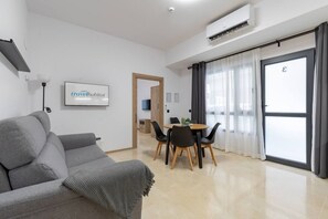 TV - Travel Habitat La Marina Real Loft 3 (Valencia / València)